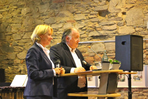 Landtagsabgeordnete Martina Fehlner mit Prof. Peter Weibel beim Unterfränkischen Kultur- und Medienempfang im Hofgarten-Kabarett in Aschaffenburg