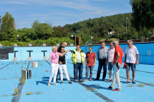 Martina Fehlner mit Mitgliedern der SPD-Stadtratsfraktion bei einem Besuch des maroden Bergschwimmbads in Erlenbach/Main.