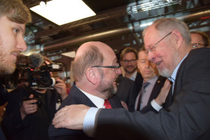 Freudiges Wiedersehen: Martin Schulz und der Ehrenvorsitzende der UnterfrankenSPD, Walter Kolbow (Foto: Simon Hupfer)