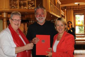 Dank und Anerkennung für 40 Jahre Mitgliedschaft in der SPD. Wolfgang Bauer aus Heimbuchenthal, Gastwirt und Mitglied im Gemeinderat, wurde von Karin Gehle, Vorsitzende des SPD-Ortsvereins, und der Aschaffenburger Landtagsabgeordneten Martina Fehlner fü