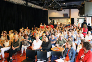 Über 100 Frauen aus allen Bereichen der Gesellschaft diskutierten beim Frauenempfang zum Thema „Lebensentwürfe heute“ gemeinsam mit den Landtagsabgeordneten Martina Fehlner, Dr. Simone Strohmayr und Ruth Müller über ungeklärte Fragen in der Frauenpolitik