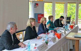 V.l.n.r.: Frank Spieler, Vorsitzender des DEHOGA-Kreisverbands Aschaffenburg, Iris Hegemann, Deutscher Tourismusverband Berlin, MdL Martina Fehlner, MdL Annette Karl, Michael Seiterle, Geschäftsführer Spessart Mainland e.V.