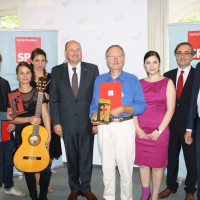 Die Preisträger von „Gegen das Vergessen – Zwangsarbeiter in Schweinfurt“ und „Willkommen mit Musik“ zusammen mit ihren Laudatoren Muchtar Al Ghusain (2.v.r.) und Ralf Hofmann (r.) und dem SPD-Bezirksvorsitzenden Bernd Rützel (5.v.l.)