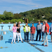 Martina Fehlner mit Mitgliedern der SPD-Stadtratsfraktion bei einer Vorortinformation im maroden Bergschwimmbads in Erlenbach/Main
