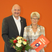 Bezirksvorsitzender MdB Bernd Rützel ehrt Heidi Wright mit der Willy-Brandt-Medaille