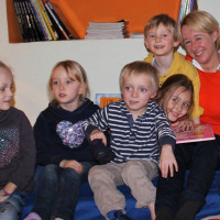 Martina Fehlner hat anlässlich des 12. bundesweiten Vorlesetages im Aschaffenburger Mehrgenerationenhaus, Mütter- und Familienzentrum MIZ e.V. (Miteinander im Zentrum e.V.) gelesen. Die Kinder hörten gespannt dem vorgetragenen Text aus dem Kinderbuch „Wil