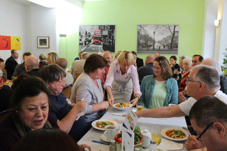 Rund 50 Gäste waren zur Kochaktion ins Café Oase gekommen. Das Café bietet von Montag bis Freitag frisch zubereitete Speisen an. Durch die Preisstaffelung der Angebote spricht der Verein Oase Aschaffenburg e.V. insbesondere Menschen mit geringem Einkommen