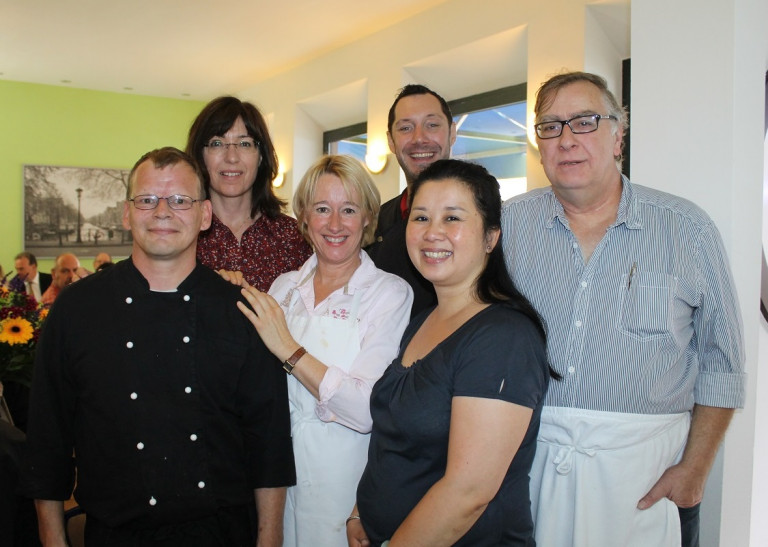 Andreas Zach, Küchenchef des Café Oase mit Dagmar Scheuing, Vorstandsmitglied des Vereins Oase Aschaffenburg e.V., Landtagsabgeordnete Martina Fehlner, Profi-Koch Mirko Reeh sowie Nana Pham und Peter Klein, beide ebenfalls Vorstandsmitglieder des Vereins.